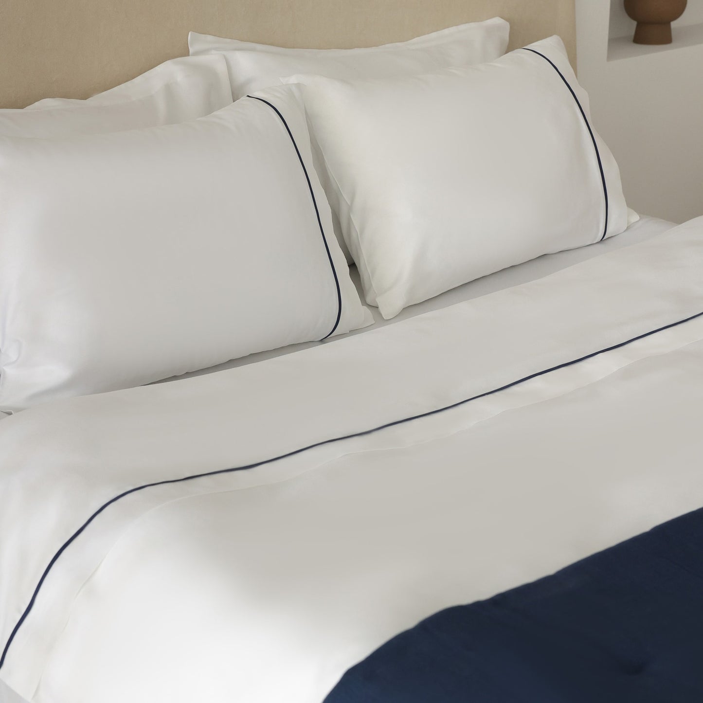 Lusso | 100% Cotton Sateen Navy Blue Pipping Queen Size White Duvet Cover Set