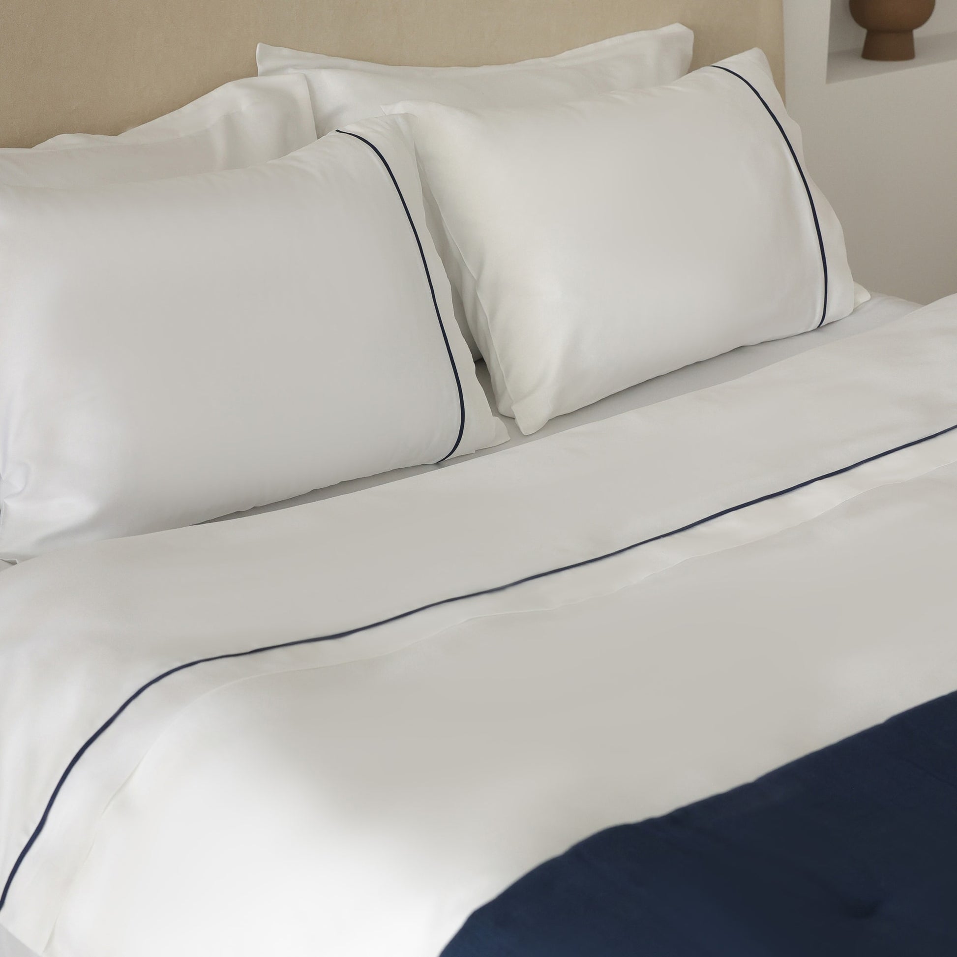 Lusso | 100% Cotton Sateen Navy Blue Pipping Queen Size White Duvet Cover Set