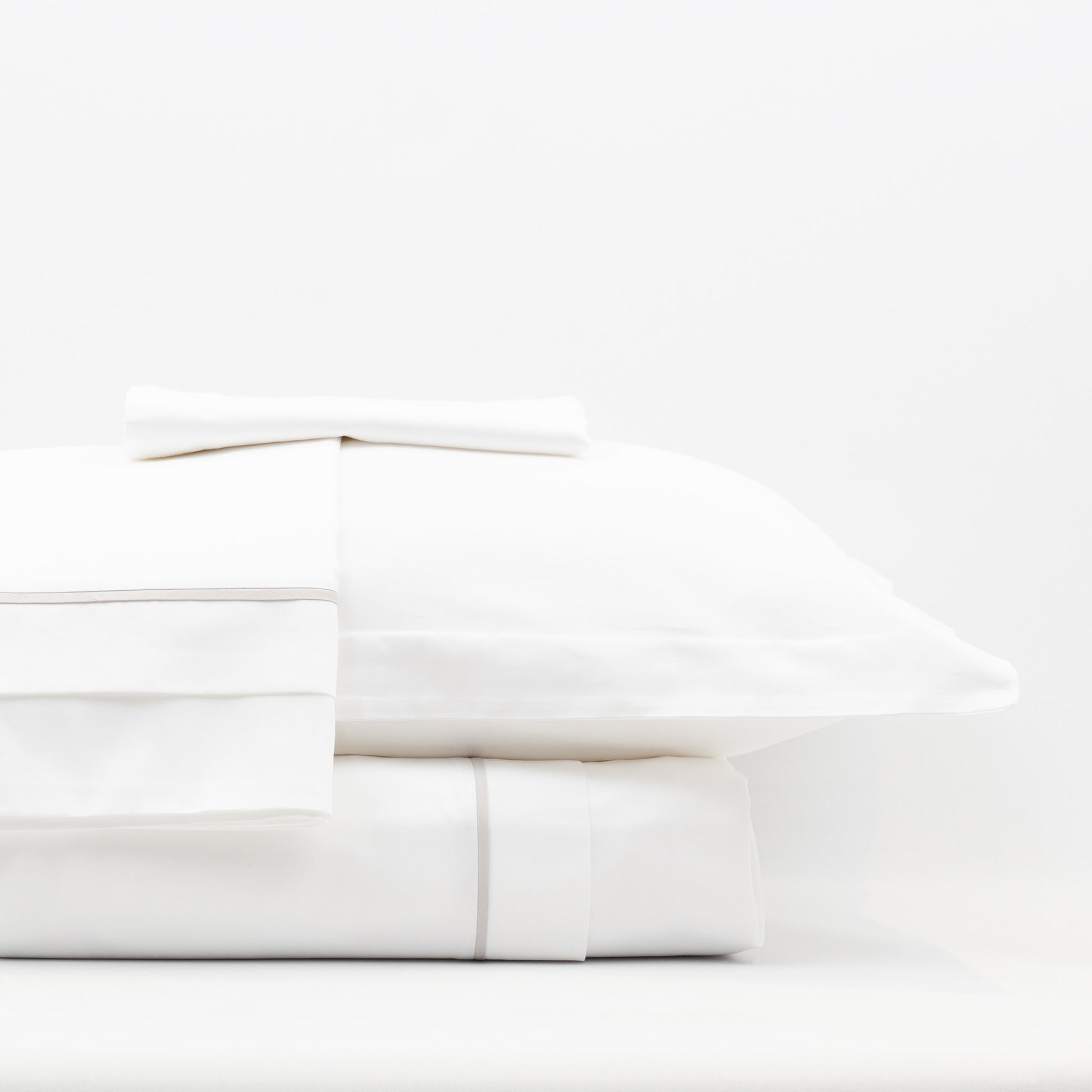 Lusso | 100% Cotton Sateen Taupe Pipping Queen Size White Duvet Cover Set