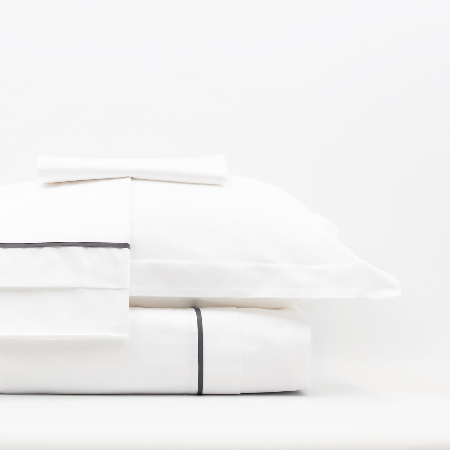 Lusso | 100% Cotton Sateen Dark Gray Pipping Queen Size White Duvet Cover Set