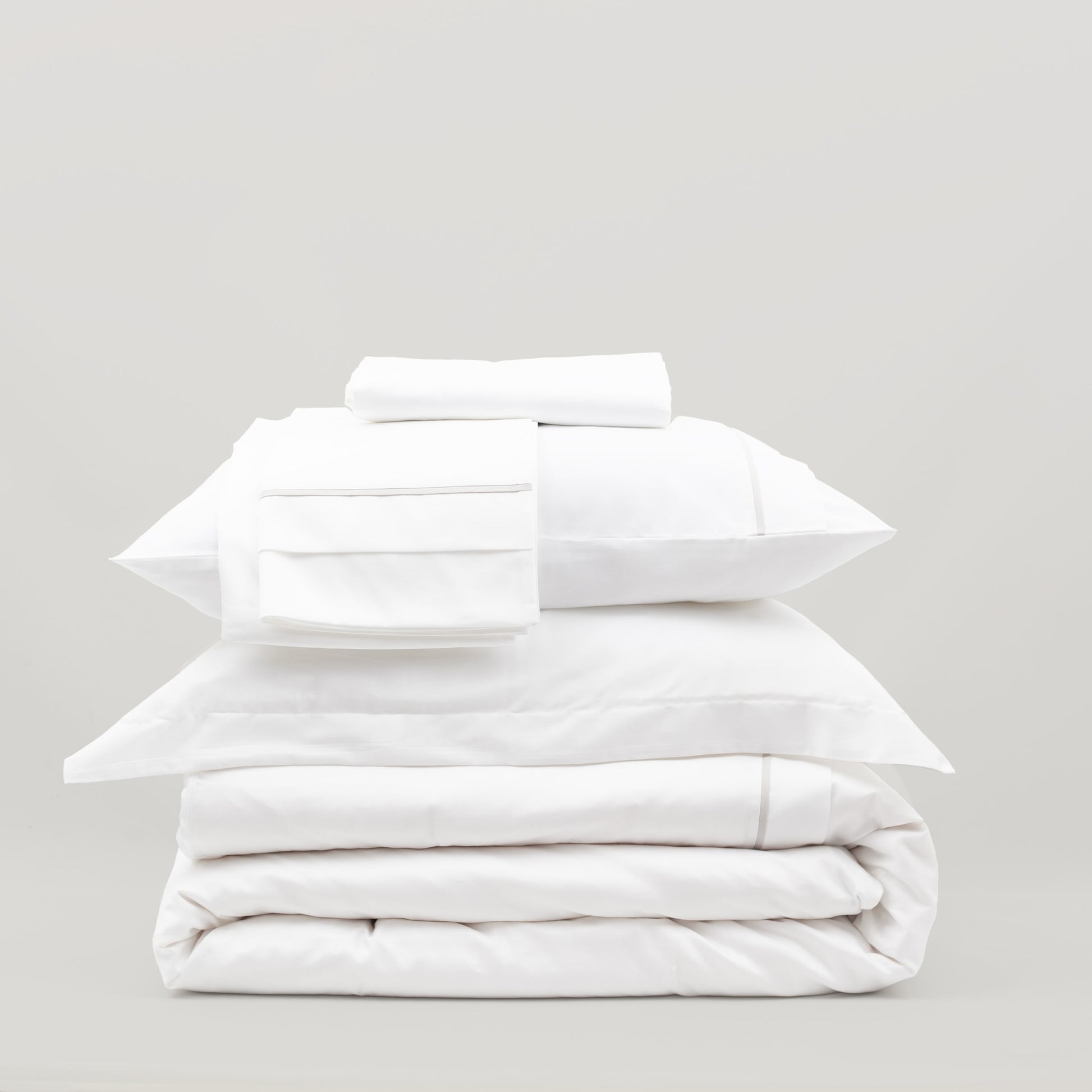 Lusso | 100% Cotton Sateen Taupe Pipping Queen Size White Duvet Cover Set